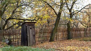 Adio toaletelor din curte! Ce pățesc rom&acirc;nii care nu și-au declarat fosa septică la primărie