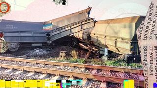 VIDEO - Haos în traficul feroviar. Tren de marfă cu 39 de vagoane, răsturnat în județul Dolj