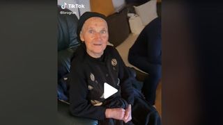 Reacția incredibilă a unei bunicuțe care a văzut pentru prima dată marea. Imaginile au ajuns virale