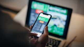 Metoda prin care trei tineri din Gorj au reușit să primească bonusuri la jocuri online. Au furat identitatea a sute de persoane