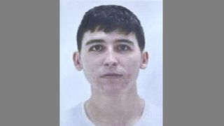 El este bărbatul care a furat un sac cu peste 56.000 de euro de la Poșta Română. Polițiștii încă îl caută