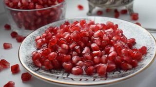 Rodia. Cum o cureți și cum o consumi? Beneficiile pentru sănătate