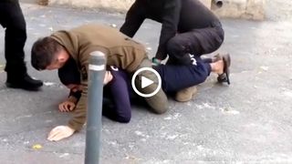 VIDEO | Un tânăr care amenința oamenii cu cuțitul pe stradă, în Sectorul 1 al Capitalei, a fost capturat de polițiști îmbrăcați în civil