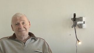 El este medicul român care își consultă pacienții la lumina unei veioze. „Nu mai știu ce înseamnă un bec aprins în cabinetul meu”