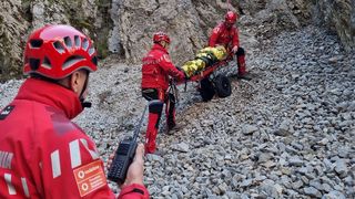 Salvamontiștii au intervenit de urgență în Maramureș. Un turist lituanian a căzut în Lacul Albastru