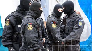 VIDEO: Rețineri în cazul medicilor falși din Capitală. Pacienții erau păcăliți că sunt grav bolnavi