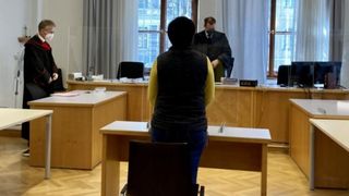 O româncă din Italia este acuzată că a bătut-o pe bătrână de care a avut grijă. Ce spune judecătorul în cazul îngrijitoarei