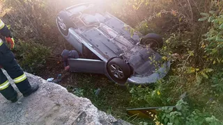 Două persoane au ajuns la spital, după ce mașina în care se aflau s-a răsturnat