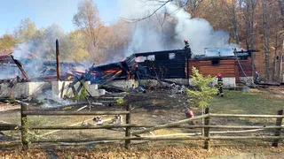Un restaurant a ars în totalitate, iar o cabană a fost distrusă