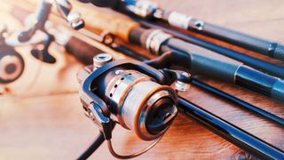 Un bărbat a ajuns în stare critică la spital după ce s-a electrocutat. A atins cu undița firele de curent electric