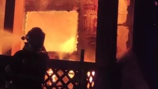 Tragedie pentru o familie din Satu Mare! Membrii familiei au rămas fără locuință, după ce un incendiu violent le-a distrus agoniseala de-o viață