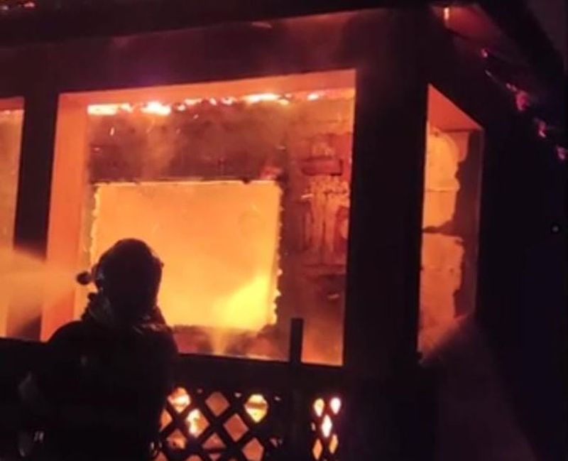 Tragedie pentru o familie din Satu Mare! Membrii familiei au rămas fără locuință, după ce un incendiu violent le-a distrus agoniseala de-o viață