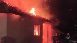 Tragedie pentru o familie din Satu Mare! Membrii familiei au rămas fără locuință, după ce un incendiu violent le-a distrus agoniseala de-o viață