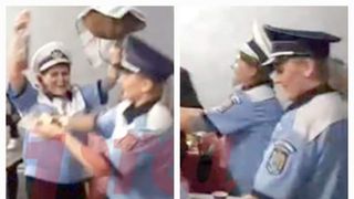 Două românce au dansat „găina”, costumate în poliţiste. Au făcut senzație la nunta colegei lor