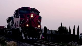 Un tren de pasageri a lovit un camion