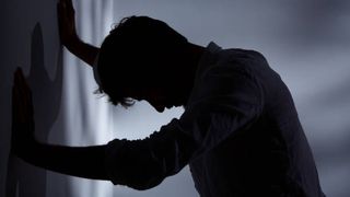 Un tânăr și-a pus capăt zilelor din dragoste. Femeia de care era îndrăgostit de mai bine de un an era de fapt un bărbat de 64 de ani