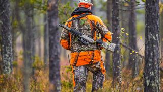 Un tânăr de 24 de ani a fost împușcat din greșeală în torace și picior, la o partidă de vânătoare