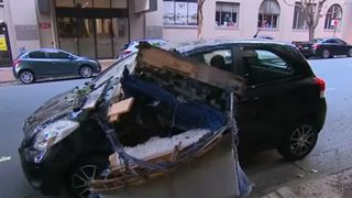 Un bărbat s-a trezit cu o canapea pe mașină