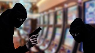 Doi bărbați cu cagule au jefuit o sală de jocuri din Covasna