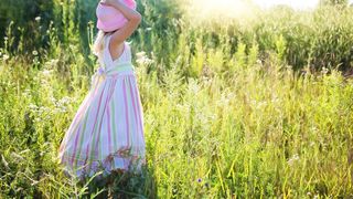 O copilă, de opt ani, a fost ţinută închisă de când s-a născut. Urcă scările cu greutate şi nu a văzut niciodată o pajişte