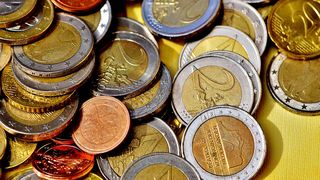 Curs valutar BNR azi, 8 noiembrie 2022. Cu c&acirc;t se vinde euro la casele de schimb?