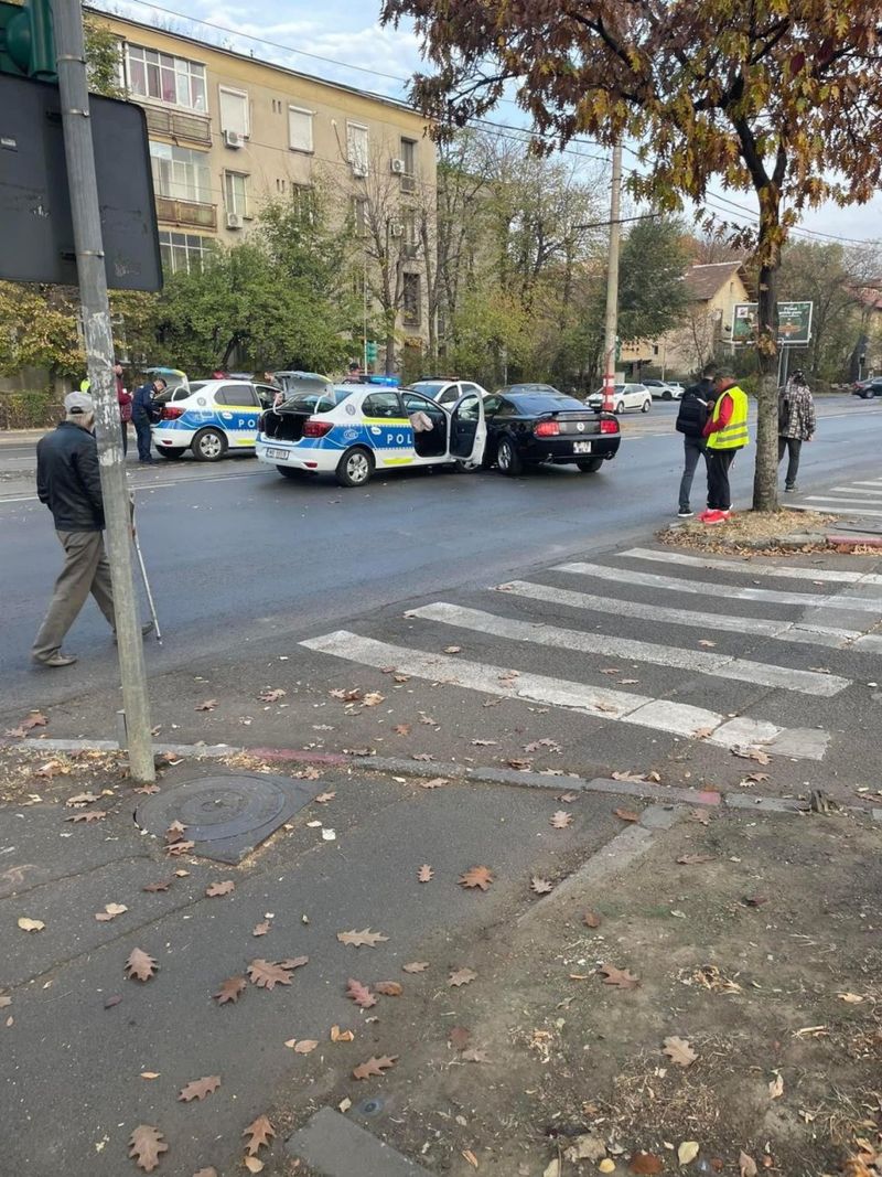 Accident în București: Un autoturism s-a ciocnit cu o autospecială de poliție. În urma impactului, șoferul autospecialei și pasagerul său au fost răniți