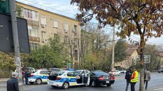 Accident în București: Un autoturism s-a ciocnit cu o autospecială de poliție. În urma impactului, șoferul autospecialei și pasagerul său au fost răniți