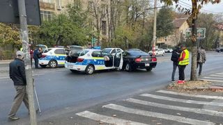Accident în București: Un autoturism s-a ciocnit cu o autospecială de poliție. În urma impactului, șoferul autospecialei și pasagerul său au fost răniți