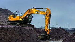 Un bărbat a murit după ce a fost prins sub mai multe panouri fotovoltaice