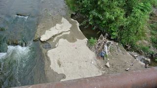 Un autoturism a căzut în albia unui pârâu din Piatra-Neamț