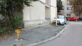 VIDEO - Scandal de amploare, în Capitală. Doi vecini s-au bătut pentru un loc de parcare