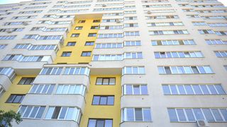 O mămică din Rusia și-a aruncat fetița de un an de la etajul 9