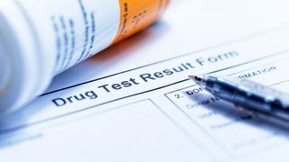  Un șofer drogat și leșinat la volan s-a oprit cu mașina pe o stradă din Brăila