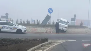 Un șofer s-a urcat cu mașina pe un sens giratoriu din Bacău