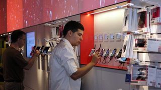 Trei adolescenți sunt cercetați pentru furtul unor telefoane mobile din mai multe magazine