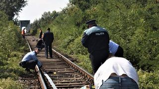 Un bărbat a fost lovit mortal de tren, în timp ce traversa calea ferată