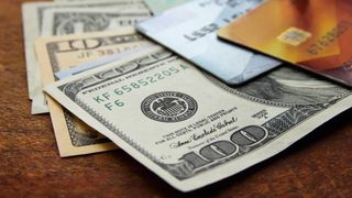 &Icirc;nt&acirc;mplare inedită la Zalău: un t&acirc;năr de 17 ani a predat poliției suma de 3.000 de euro și un card găsite pe stradă