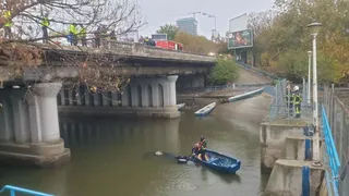 Două persoane au fost transportate la spital, după ce o mașină a plonjat în lacul Floreasca