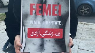 Mărturii cutremurătoare despre soarta crudă a femeilor din Iran. &bdquo;Avea haine foarte lungi, dar ei au bătut-o&rdquo;