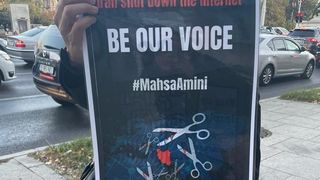 Mărturii cutremurătoare despre soarta crudă a femeilor din Iran. &bdquo;Avea haine foarte lungi, dar ei au bătut-o&rdquo;