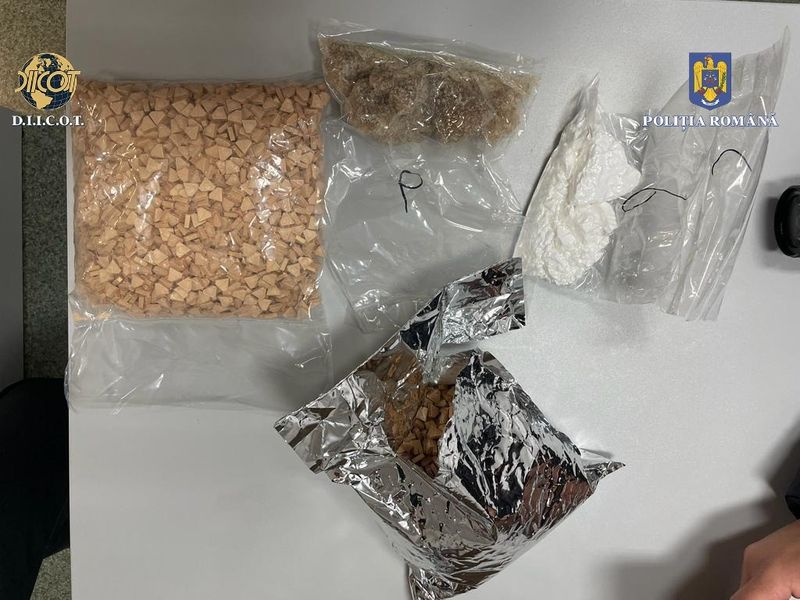 FOTO/VIDEO - Șase percheziții în București, într-un dosar ce vizează traficul de droguri de mare risc. Ce au descoperit procurorii DIICOT