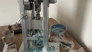 FOTO/VIDEO - Șase percheziții &icirc;n București, &icirc;ntr-un dosar ce vizează traficul de droguri de mare risc. Ce au descoperit procurorii DIICOT