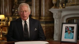 Regele Charles al III-lea, bonus de 600 de lire pentru angajații săi cu salarii mici, care nu &icirc;și pot plăti facturile