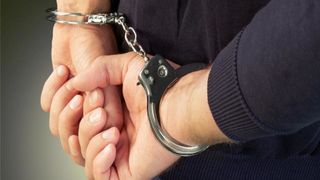 Un bărbat din Brașov a fost arestat după ce și-a abuzat în repetate rânduri copiii