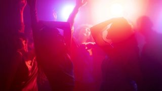 Trei cluburi din Iași și unul din București au fost &icirc;nchise, &icirc;n urma unor controale neanunțate. A fost constatată depășirea numărului de persoane prevăzut &icirc;n autorizațiile emise de IGSU