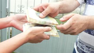 O tânără a fost condamnată la închisoare pentru că ar fi închiriat  apartamente pe care nu le avea