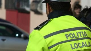 Un polițist local este acuzat de o femeie că a încercat să îi ia fetița, de pe stradă, cu mașina