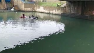 Ce să faci dacă ai căzut cu mașina în apă. 5 pași care îți vor salva viața