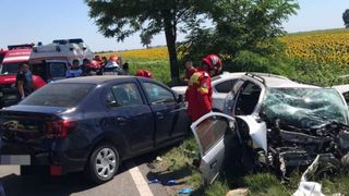 Accident cu șapte persoane implicate. Una dintre ele a rămas &icirc;ncarcerată