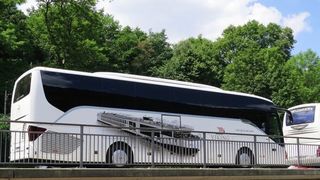 Îmbrăcăminte, încălțăminte și parfumuri contrafăcute în valoare de 200.000 de lei au fost găsite într-un autocar